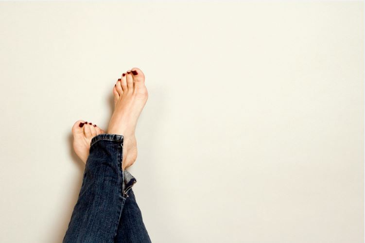 Pieds secs : astuces et conseils pour en finir avec les pieds secs et abîmés