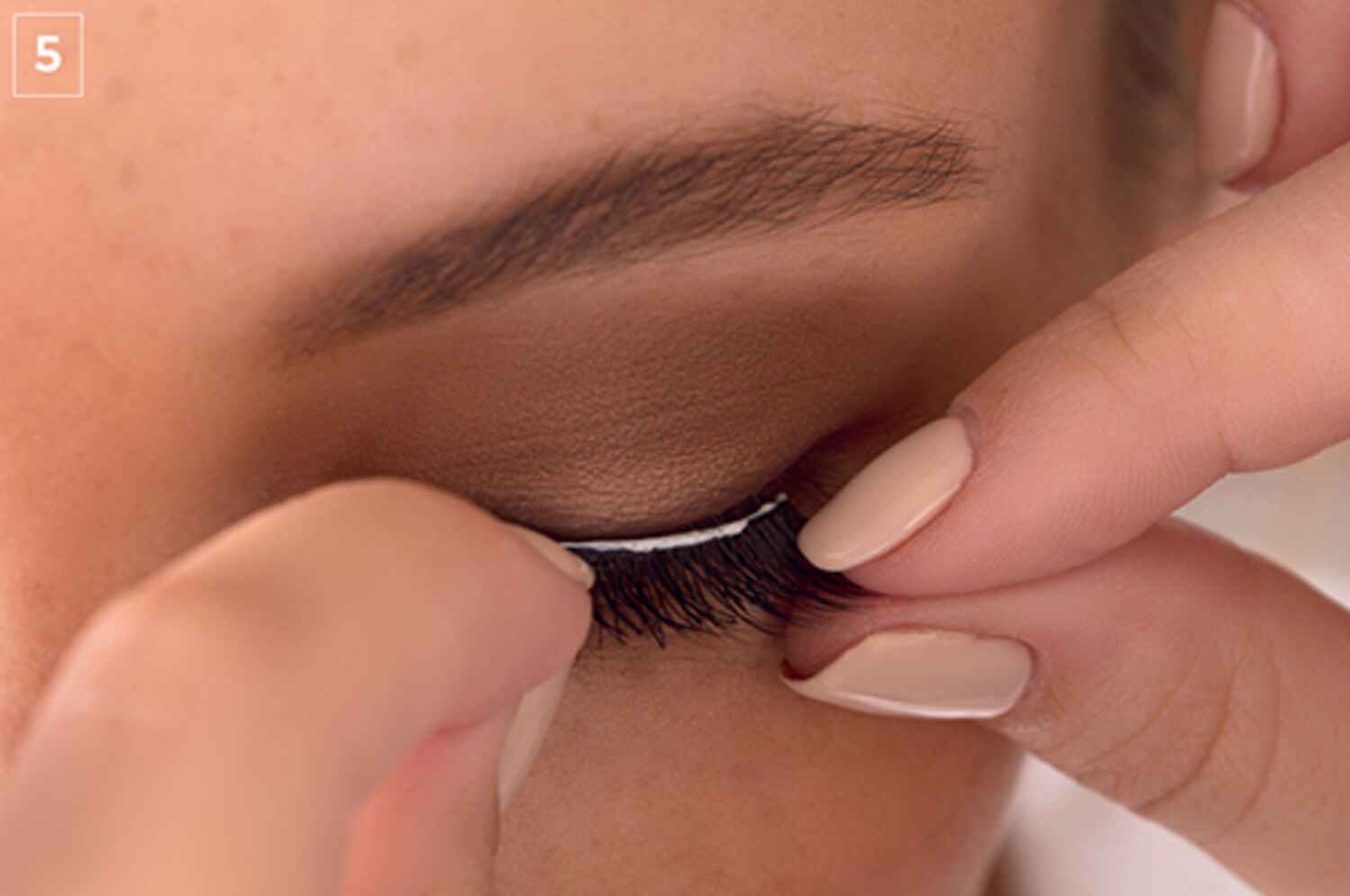 Apprendre à poserdes faux cils en quelques étapes
