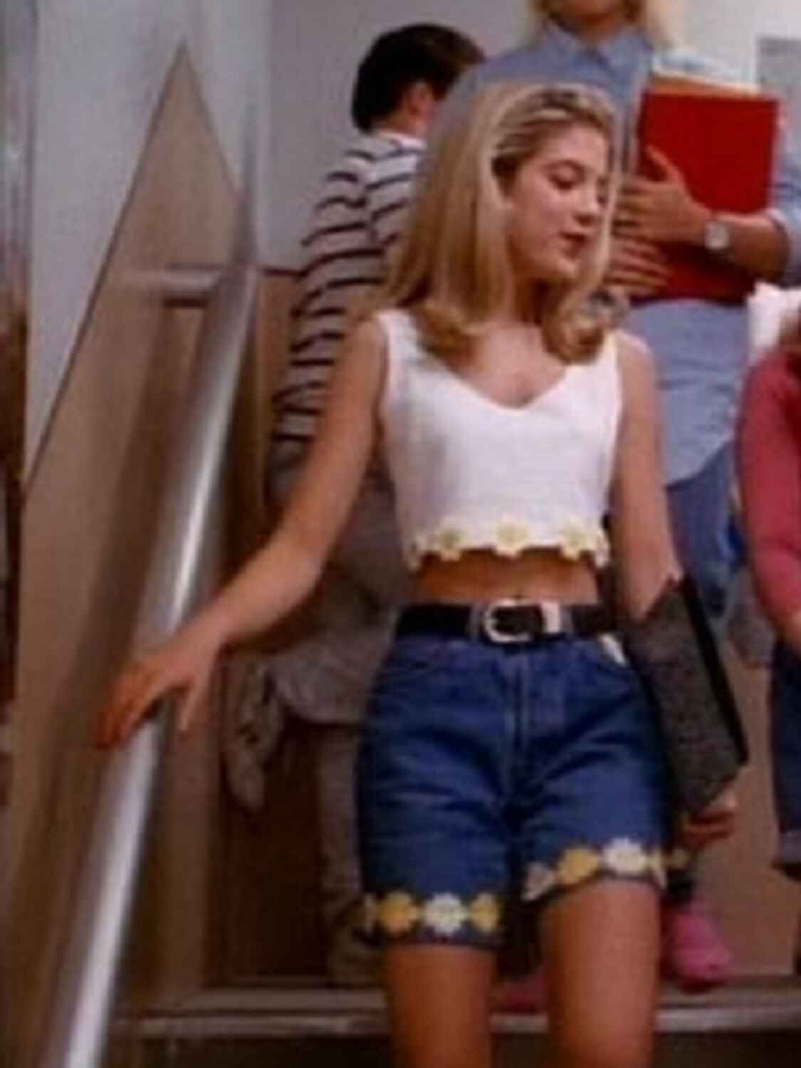 Tory Spelling avec un crop top dans les années 90