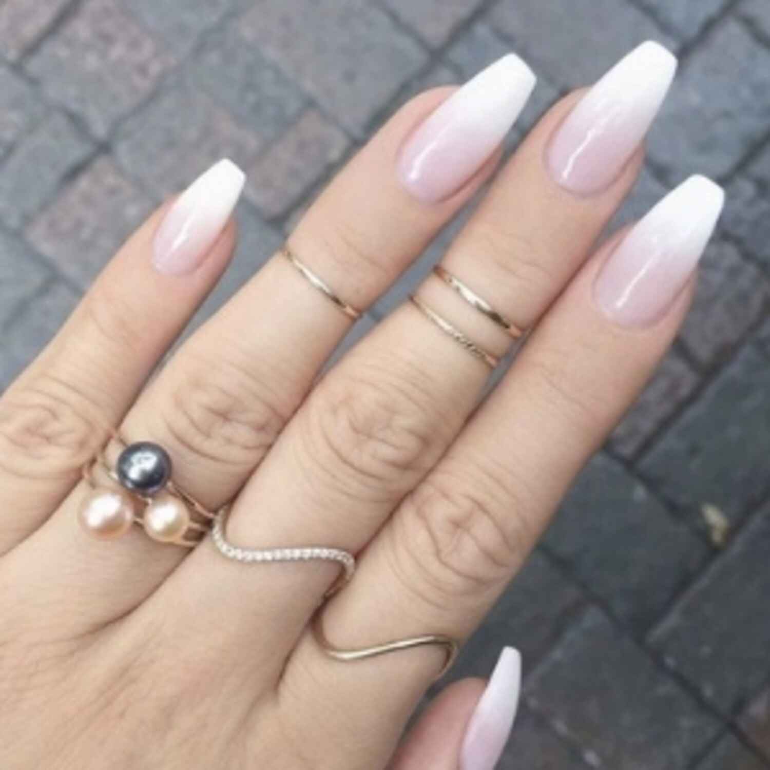 La tendance manucure des ongles Baby Boomer