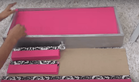 disposez le fond dans le tiroir à maquillage puis les séparateurs