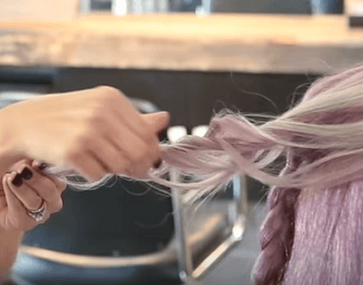 Geste pour donner du volume à la tresse en pinçant la mèche