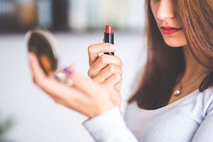 Comment faire tenir son rouge à lèvres