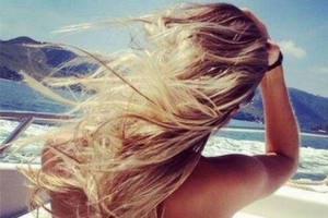 Comment préserver sa coloration blonde au soleil ?